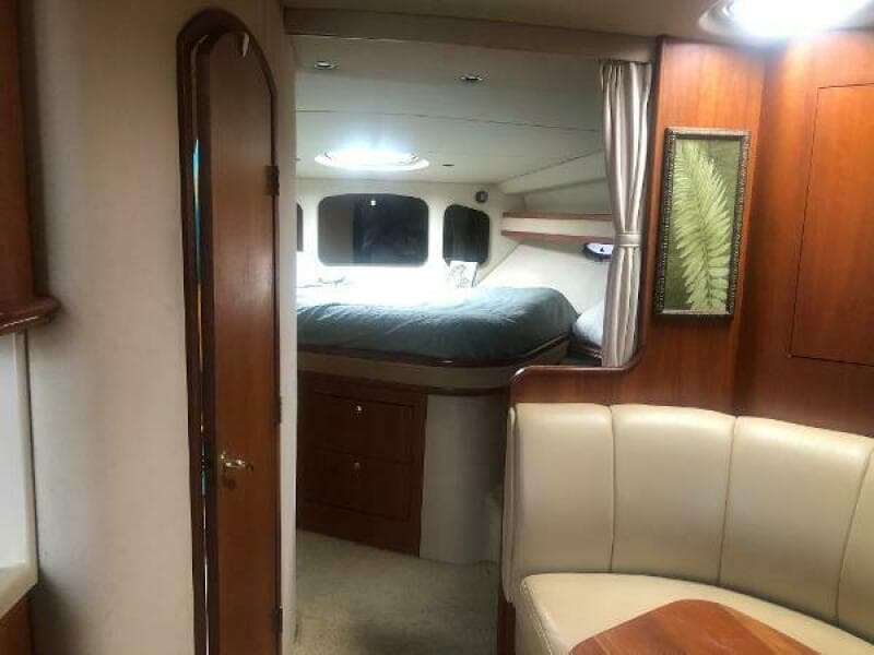 2001 Cruisers Yachts 3672 Express