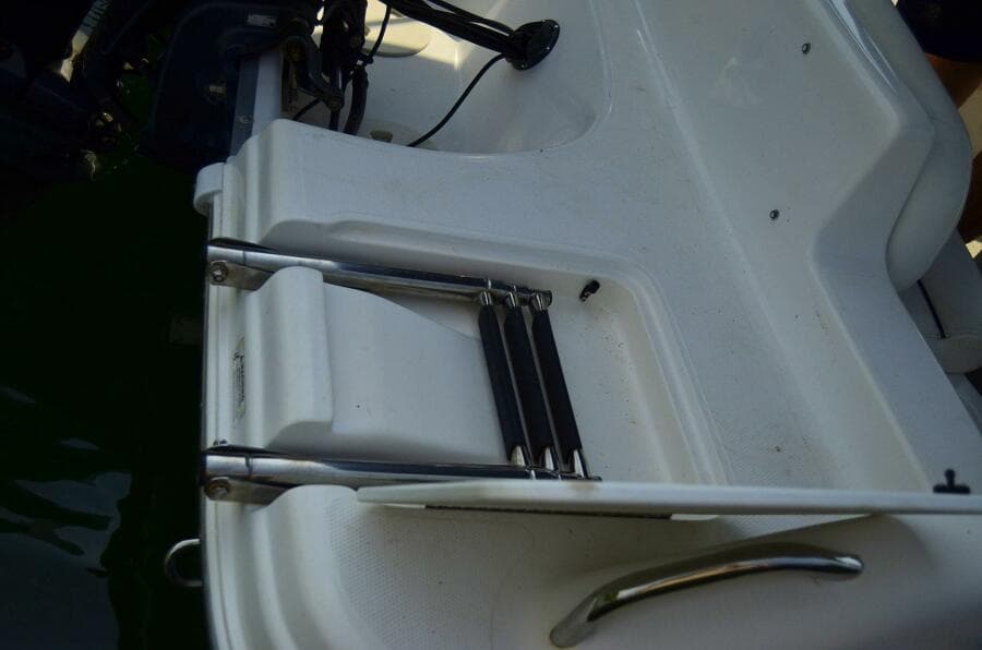 2011 Hurricane SunDeck 217 OB