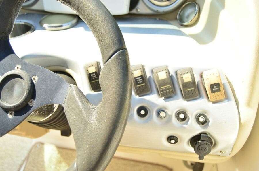 2011 Hurricane SunDeck 217 OB