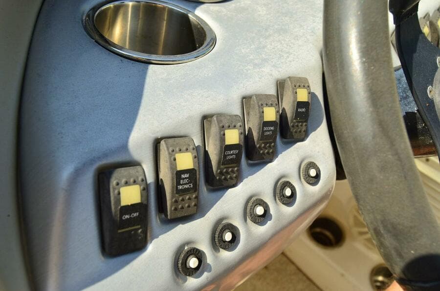 2011 Hurricane SunDeck 217 OB