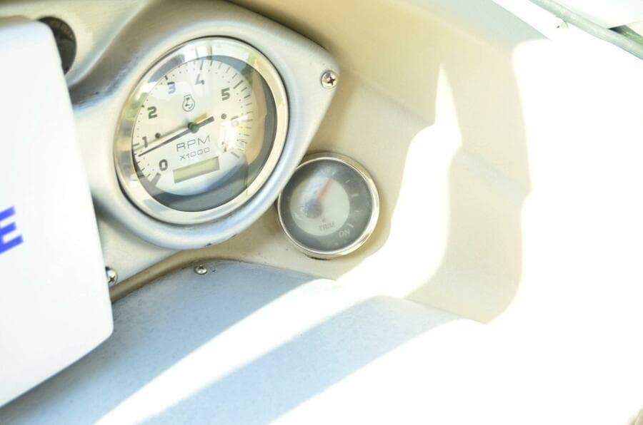 2011 Hurricane SunDeck 217 OB