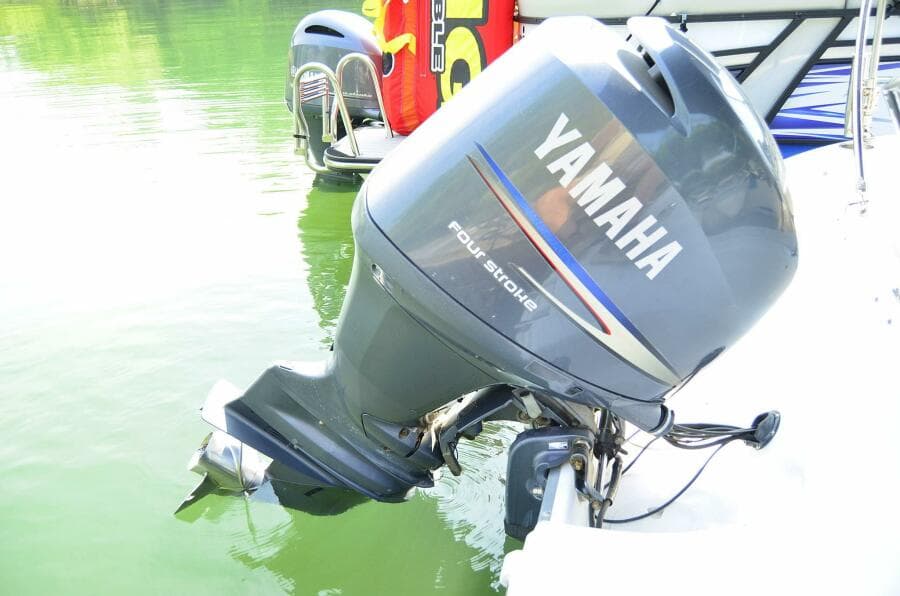 2011 Hurricane SunDeck 217 OB