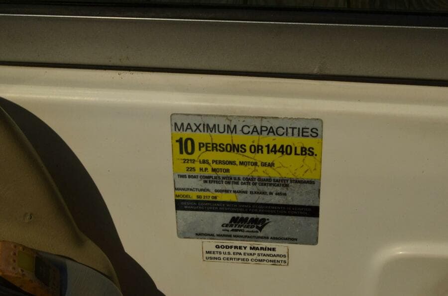 2011 Hurricane SunDeck 217 OB