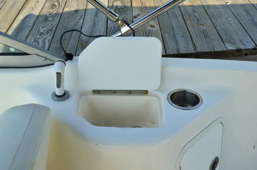 2011 Hurricane SunDeck 217 OB