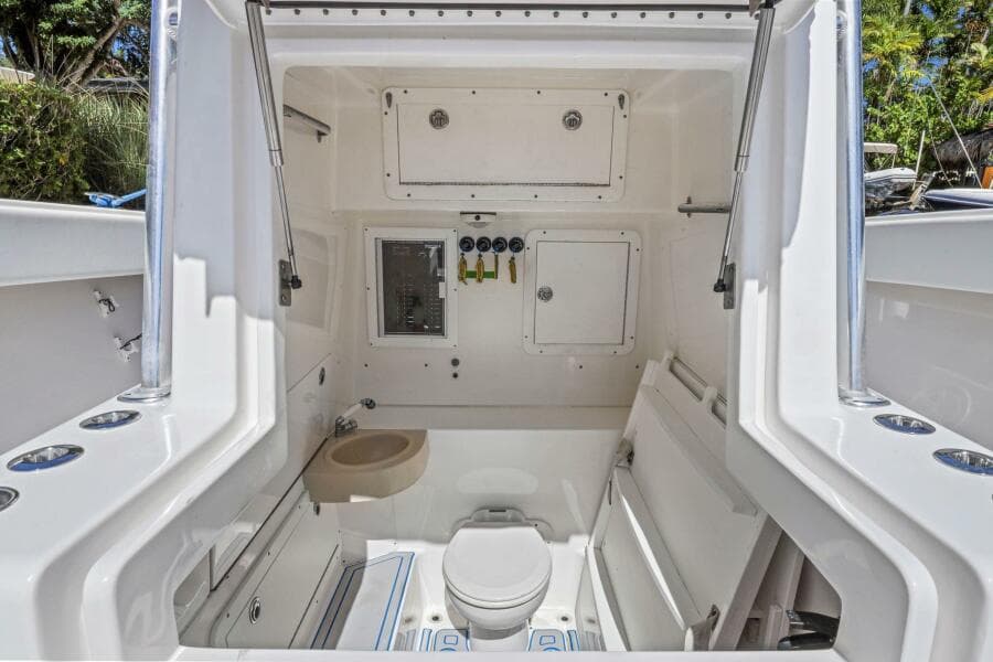 2013 Invincible 42 Open - Photo 40