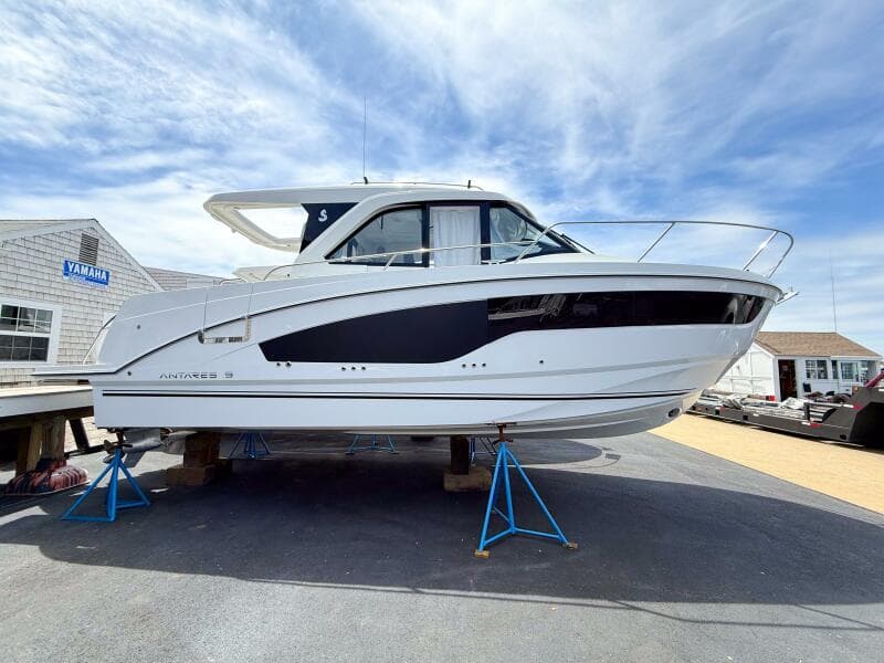 2025 Beneteau Antares 9 V2