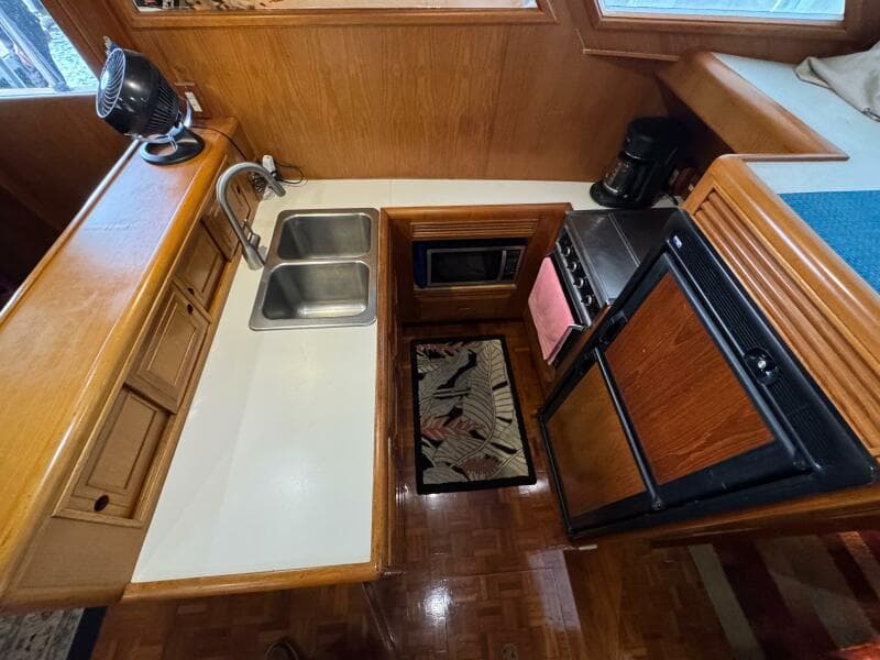 43 1991 Ocean Alexander 456 Knot Yet Galley 4