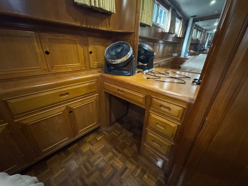 56 1991 Ocean Alexander 456 Knot Yet Aft Stateroom Vanity
