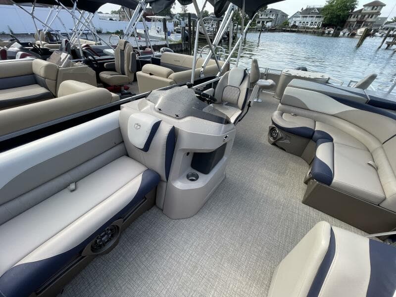 2023 Tahoe Pontoon LTZ 2385 Rear Fish