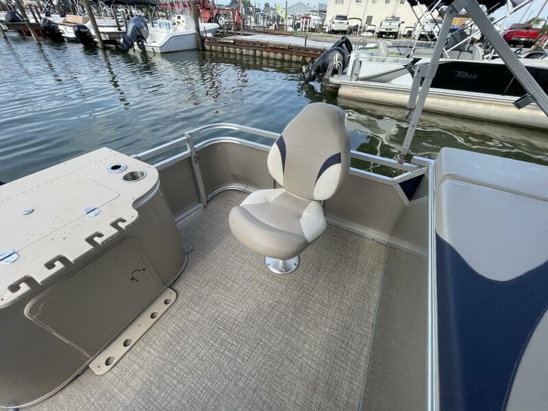 2023 Tahoe Pontoon LTZ 2385 Rear Fish