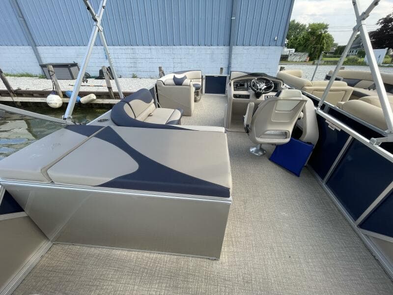 2023 Tahoe Pontoon LTZ 2385 Rear Fish