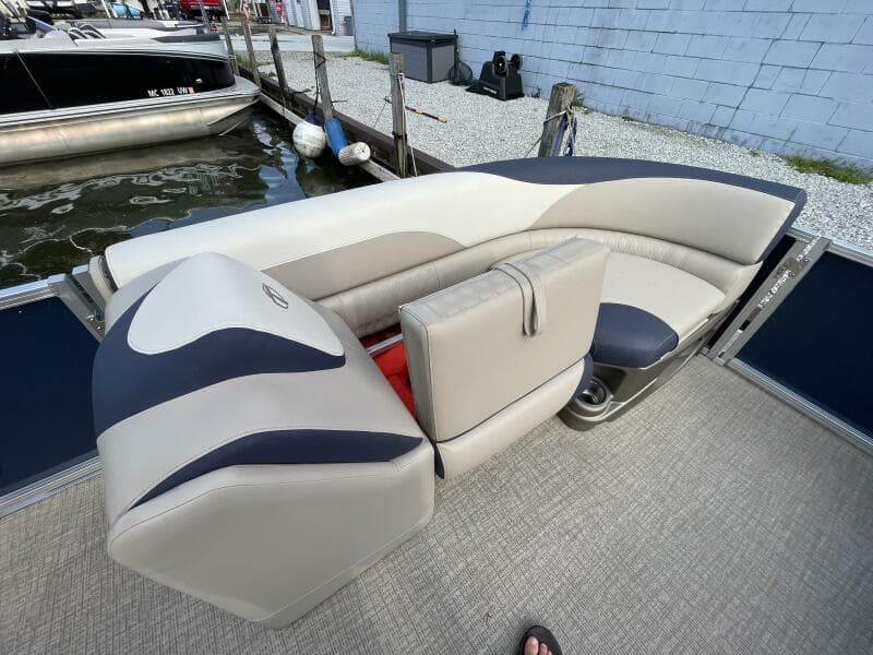 2023 Tahoe Pontoon LTZ 2385 Rear Fish