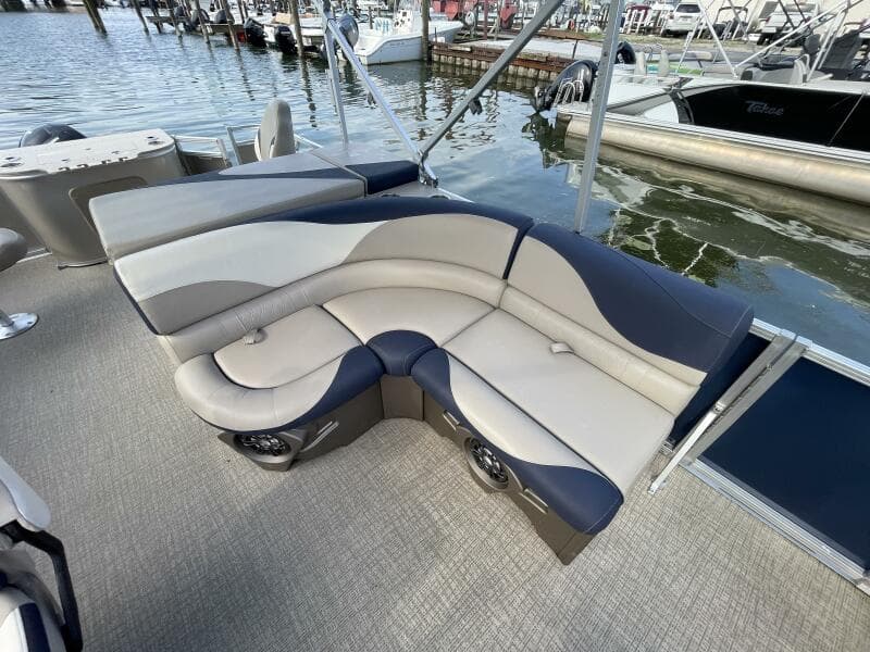2023 Tahoe Pontoon LTZ 2385 Rear Fish