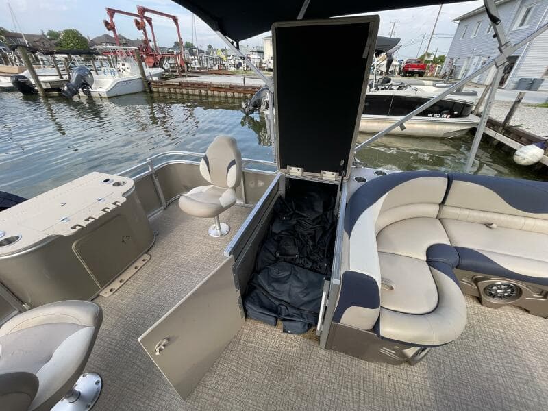 2023 Tahoe Pontoon LTZ 2385 Rear Fish