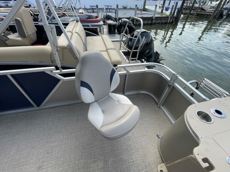 2023 Tahoe Pontoon LTZ 2385 Rear Fish