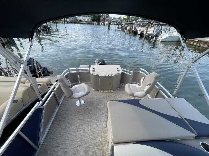 2023 Tahoe Pontoon LTZ 2385 Rear Fish