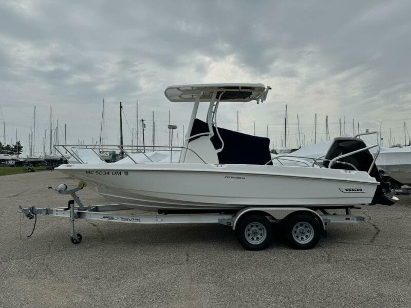2019 Boston Whaler 210 Dauntless