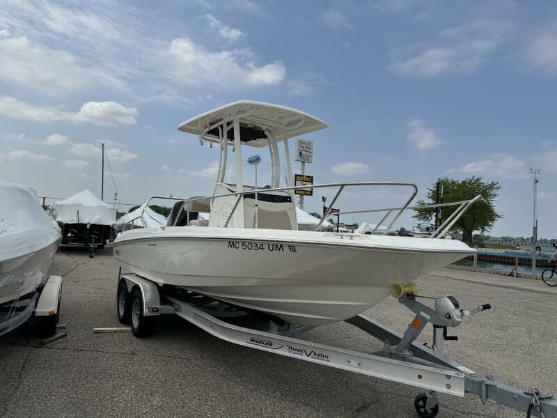 2019 Boston Whaler 210 Dauntless