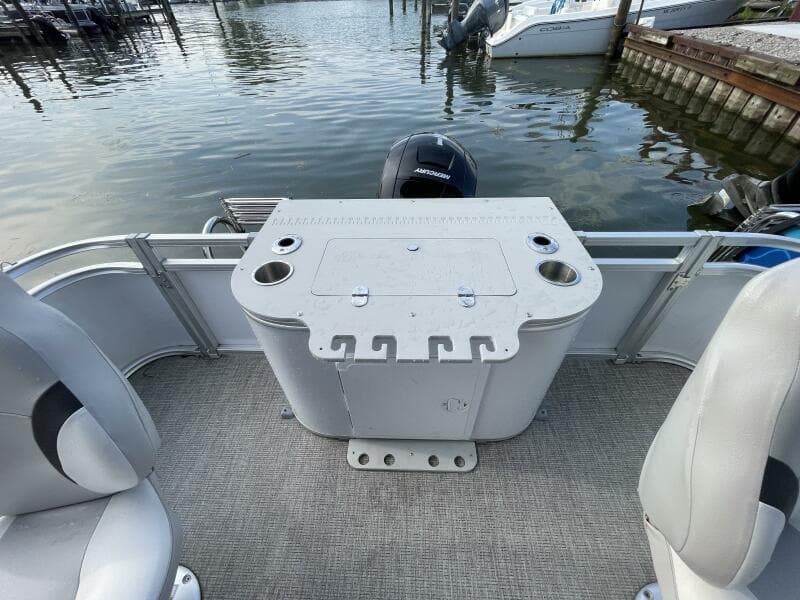 2023 Tahoe Pontoon LTZ 2385 Rear Fish