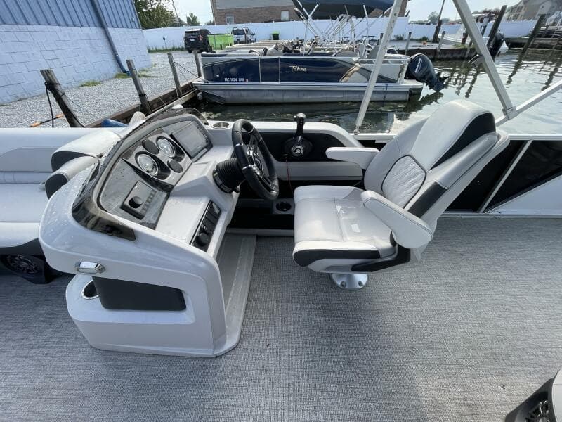 2023 Tahoe Pontoon LTZ 2385 Rear Fish
