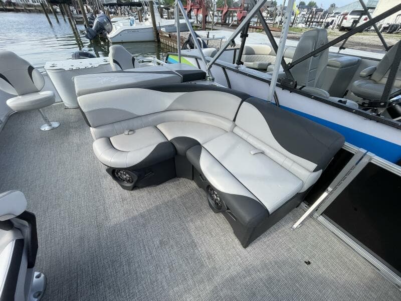 2023 Tahoe Pontoon LTZ 2385 Rear Fish