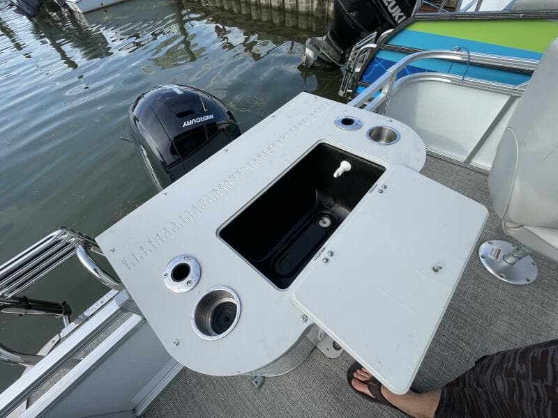 2023 Tahoe Pontoon LTZ 2385 Rear Fish