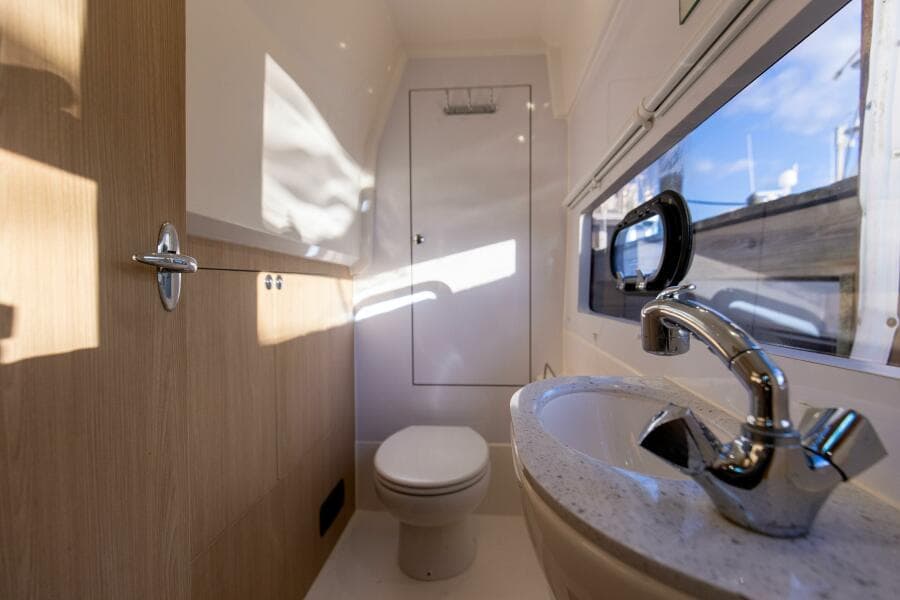 2018 36 Aquila 36 Power Cat Katz Azz Port Head