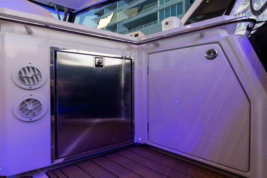 2018 36 Aquila 36 Power Cat Katz Azz Fridge And Storage