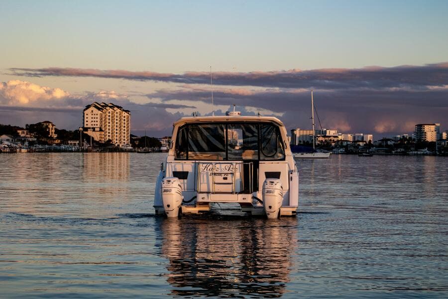 2018 36 Aquila 36 Power Cat Katz Azz Stern