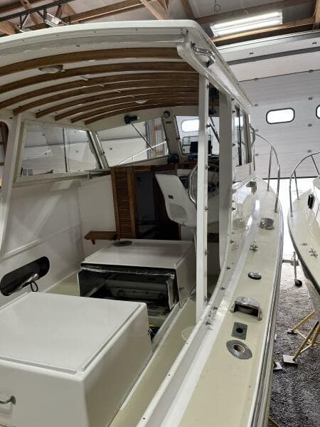 DASH starboard deck and wheelhouse layout without port pedestal chair