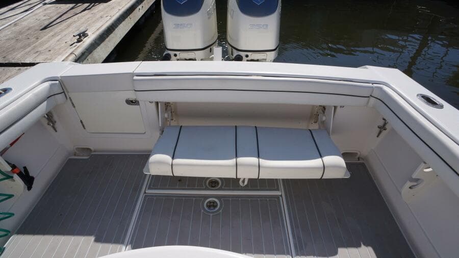 30 Jupiter FS 2015 Transom Bench