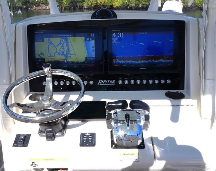 30 Jupiter FS 2015 Helm Dash