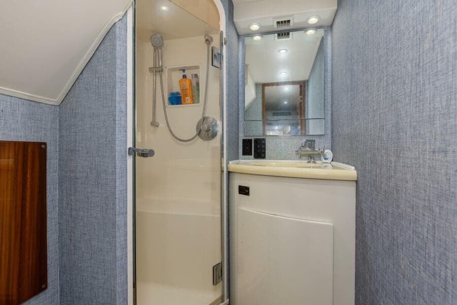 2001 65 Viking Convertible Enclosed Bridge Partnership Crew Head