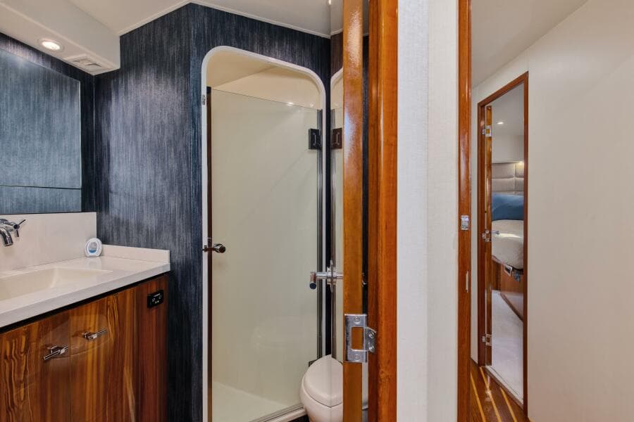 2001 65 Viking Convertible Enclosed Bridge Partnership VIP Head