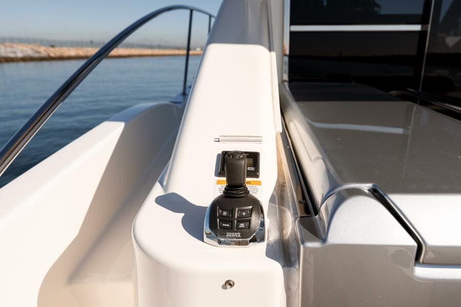 2022 Riviera 4800 Sport Yacht - VENTURES64