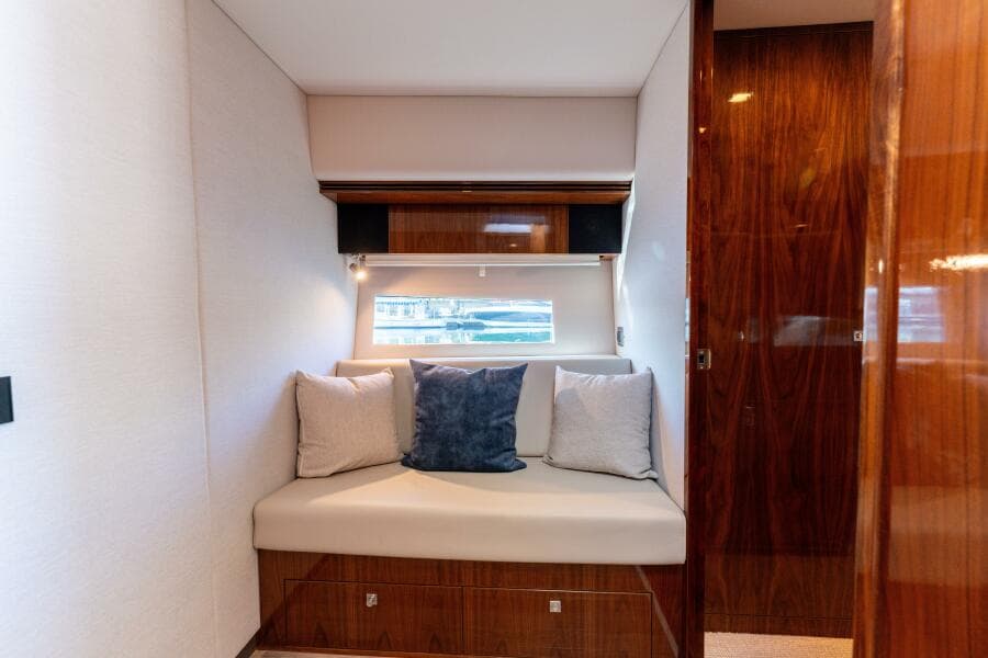 2022 Riviera 4800 Sport Yacht - VENTURES64