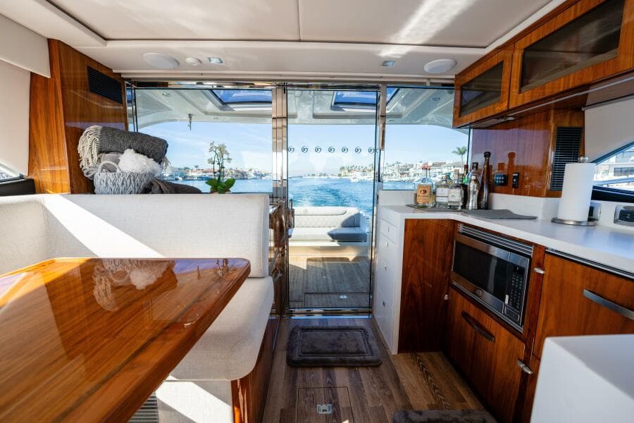 2022 Riviera 4800 Sport Yacht - VENTURES64