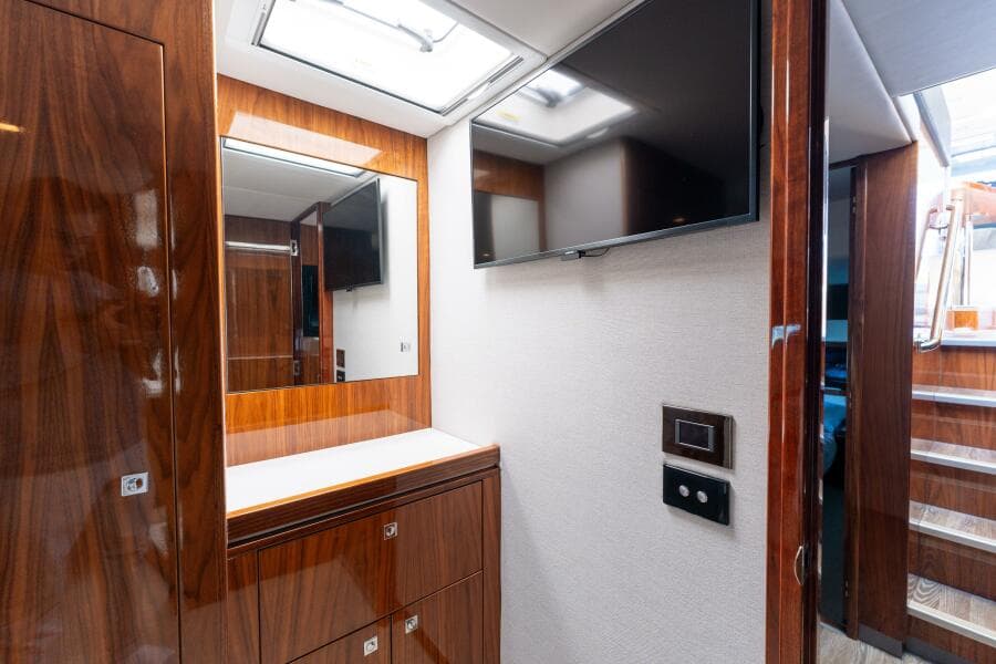 2022 Riviera 4800 Sport Yacht - VENTURES64