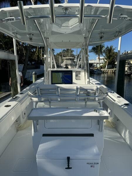 32 ST Contender 2023 Helm Overview