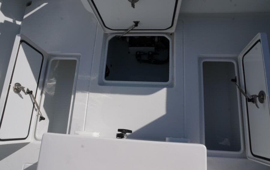 32 ST Contender 2023 Cockpit Storage