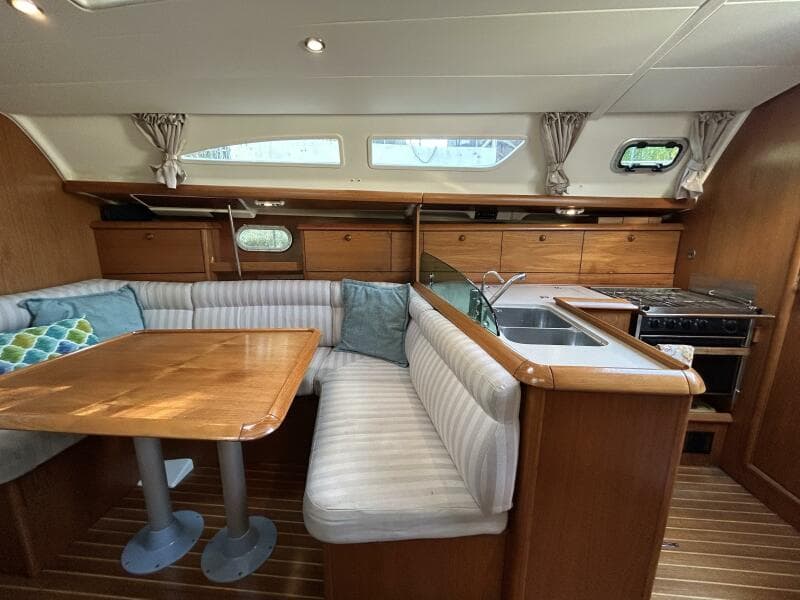 37' Jeanneau salon starboard