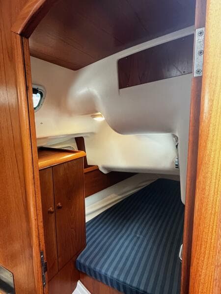 37' Jeanneau aft stateroom1
