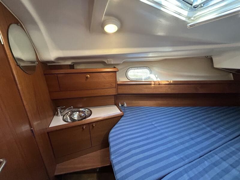 37' Jeanneau forward stateroom port