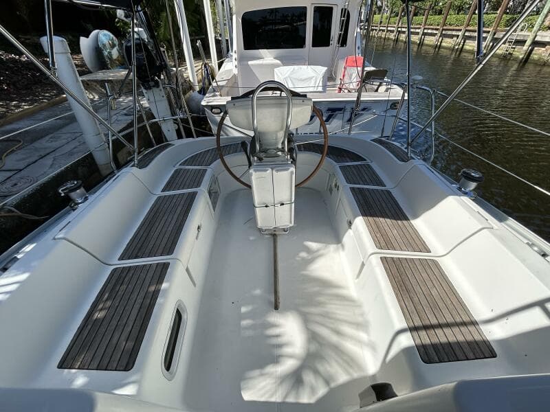 37' Jeanneau cockpit aft