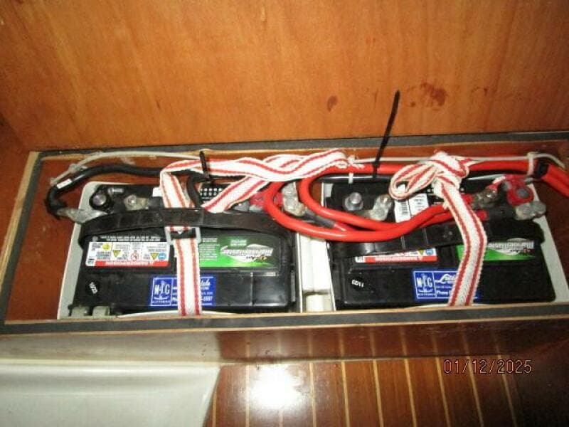37' Jeanneau battery bank
