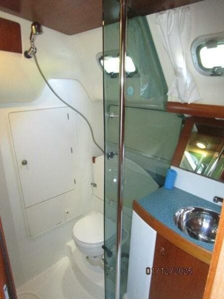 37' Jeanneau head-shower