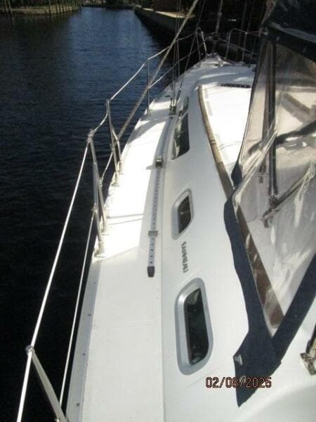 37' Jeanneau port side deck