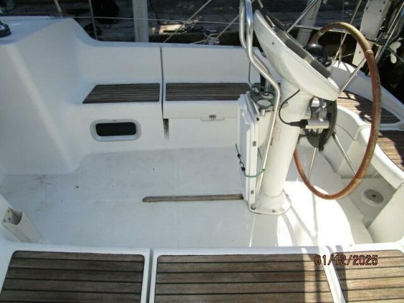 37' Jeanneau cockpit starboard