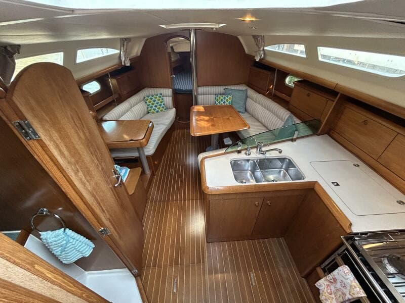 37' Jeanneau salon forward