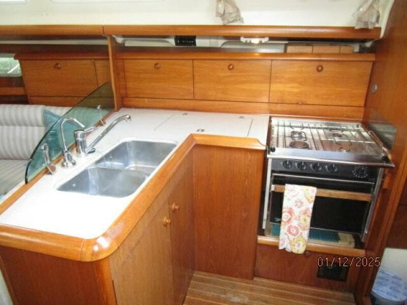 37' Jeanneau galley2